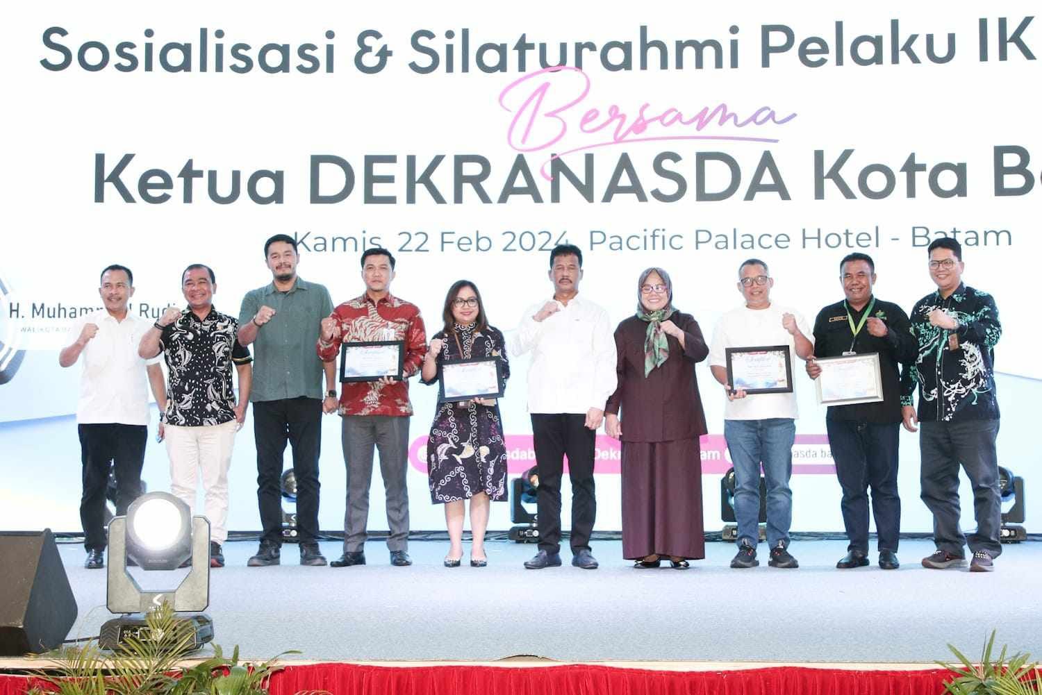 Penyerahan Sertifikat Halal Binaan HCCM dan Silaturahmi IKM/UKM Dekranasda Kota Batam yang dilaksanakan oleh Dinas Perindustrian dan Perdagangan Kota Batam.