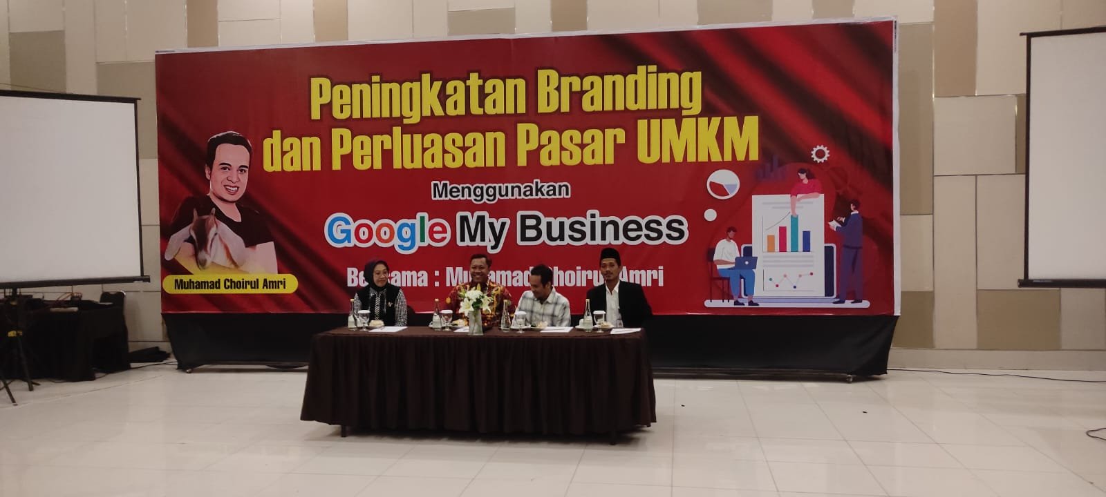 Penyerahan Sertifikat Halal kepada UMK Binaan HCCM Ngawi oleh Wakil Bupati